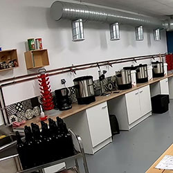 https://www.lesbrasseursdelavie.com/wp-content/uploads/2025/03/les-brasseurs-de-la-vie-st-gilles-atelier-de-brassage-vendee.jpg